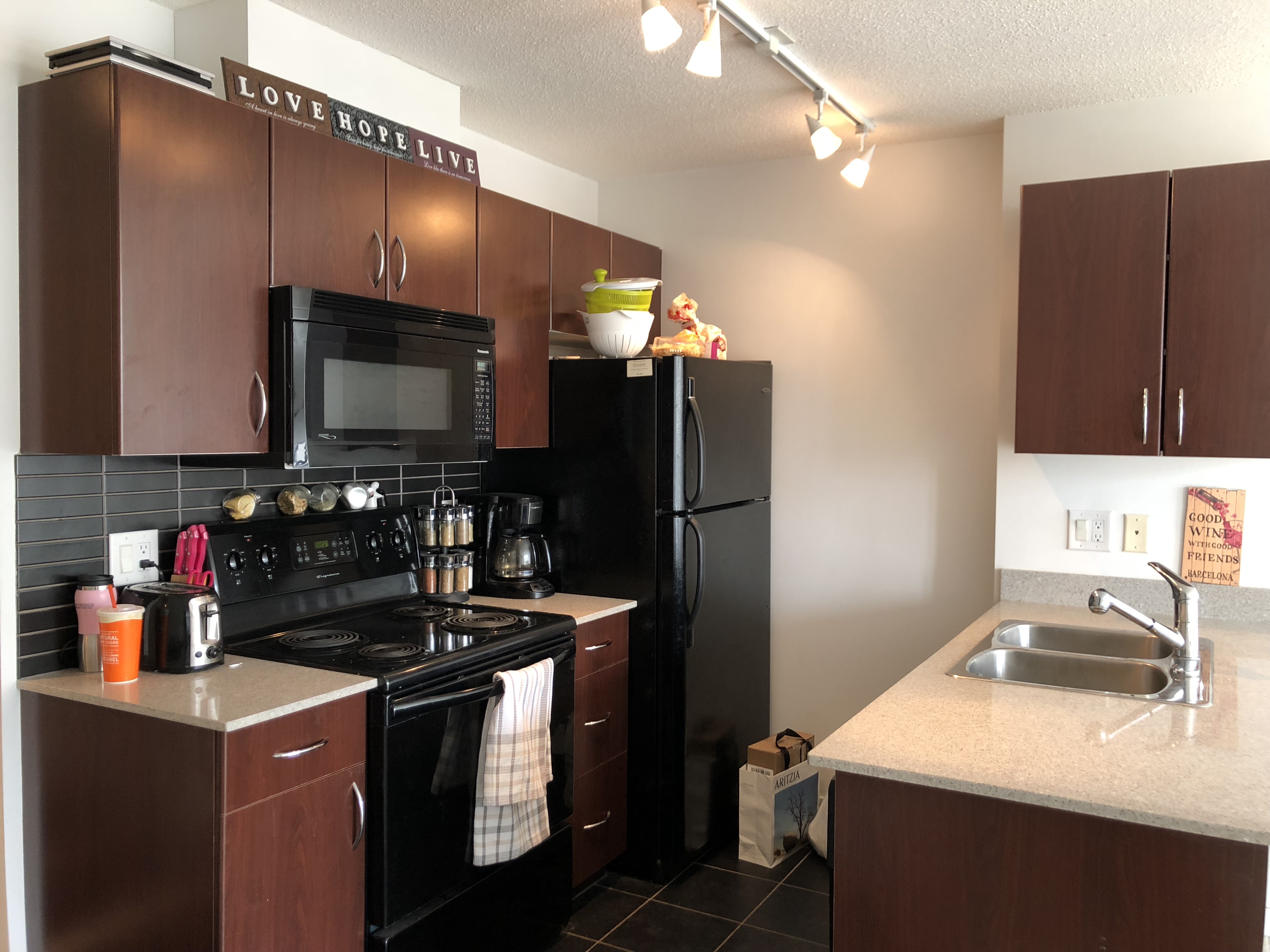 Modern 1 Bed + Den, The Heart Of Vancouver’s Downtown! 938 Smithe St