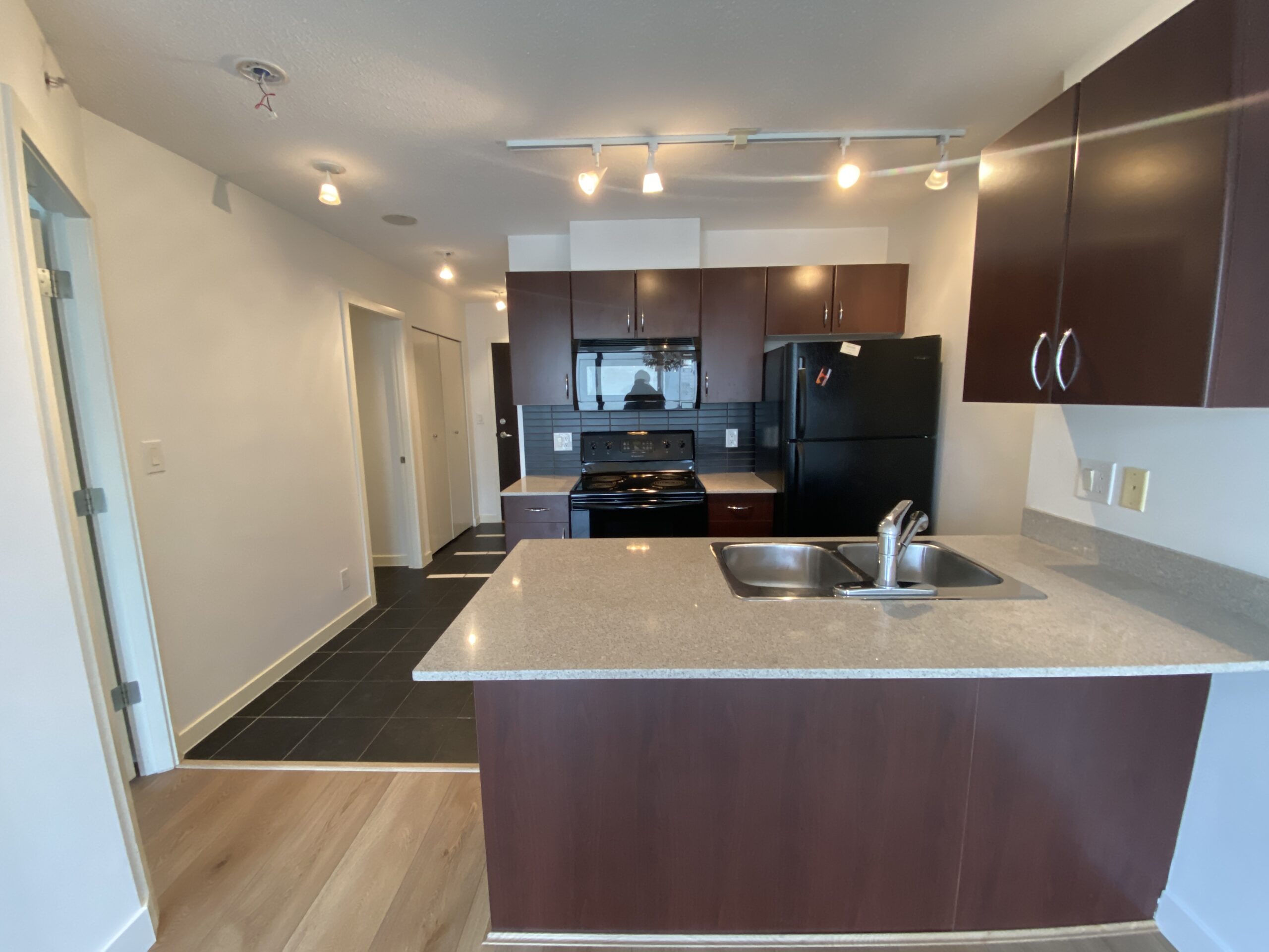 Modern 1 Bed + Den, The Heart Of Vancouver’s Downtown!